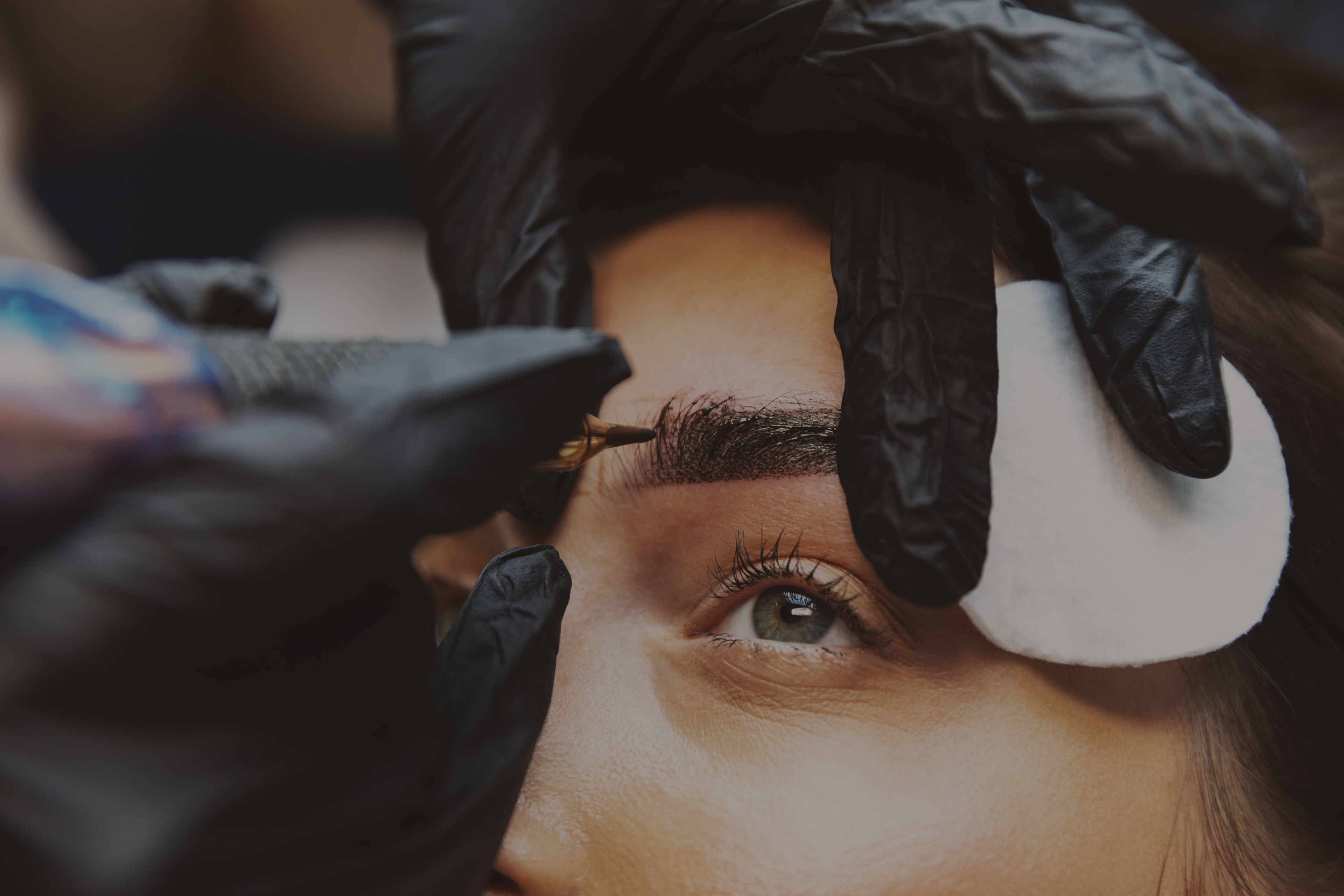 Imagem de uma modelo fazendo a sobrancelha