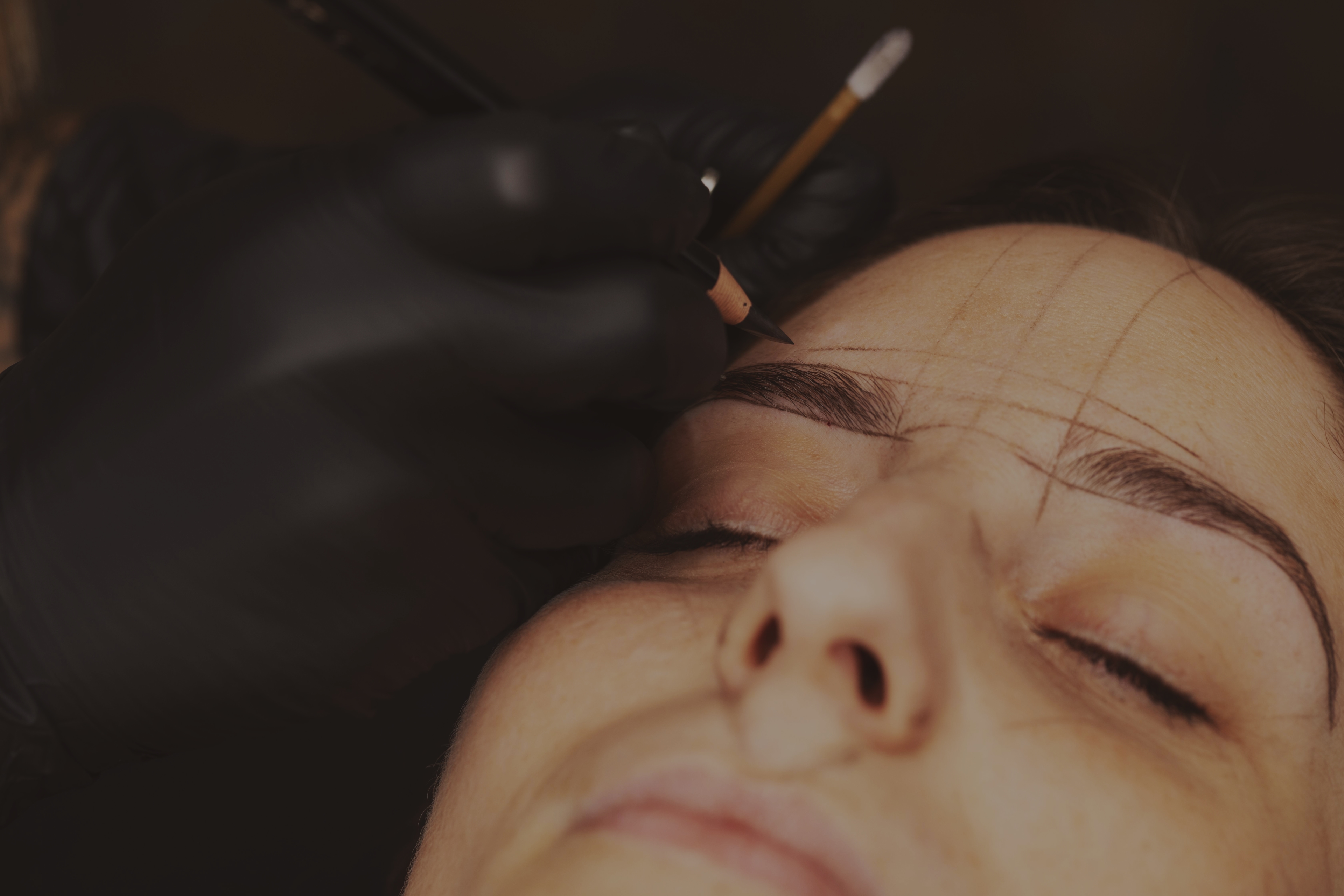 Imagem de uma modelo fazendo sua sobrancelha